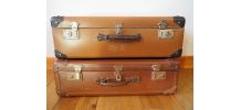 Valise brune aux coins noirs