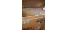Valise brune aux coins noirs