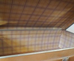 Valise brune aux coins noirs