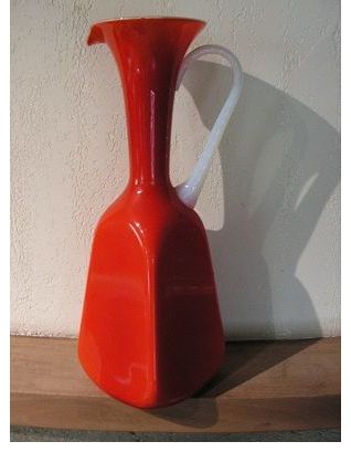 Vase , carafon en opaline rouge 