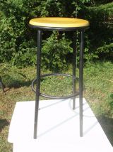 Suite de 4 tabourets de bar en bois coloré et métal noir