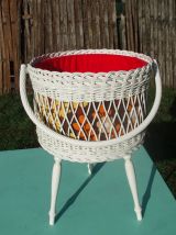 Belle travailleuse tripode en rotin blanc