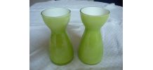 2 petits vases diabolo en verre vert