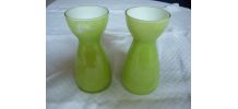 2 petits vases diabolo en verre vert