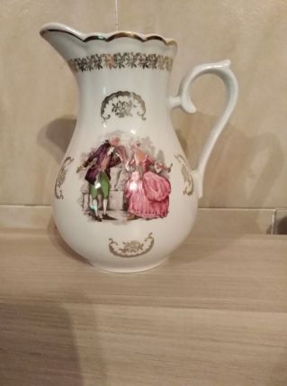Cruche en véritable porcelaine de chauvigny
