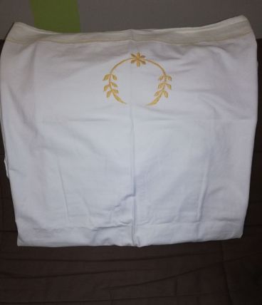 Drap ancien en coton épais brodé motif jaune