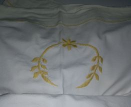 Drap ancien en coton épais brodé motif jaune