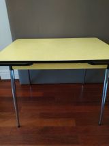 Ensemble en formica : table, chaises et tabourets