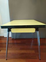 Ensemble en formica : table, chaises et tabourets