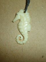 Pendentif Hippocampe en corne