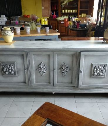 Buffet de style vintage avec 4 portes et étagère intérieure.
