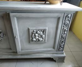 Buffet de style vintage avec 4 portes et étagère intérieure.