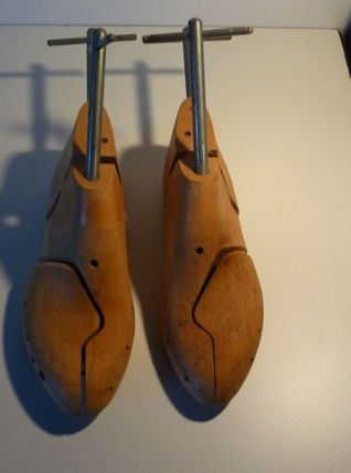 Anciens embauchoirs en bois