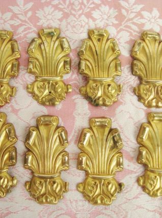Lot de 8 éléments décoratifs en laiton repoussé