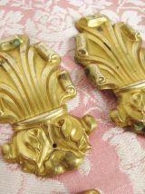 Lot de 8 éléments décoratifs en laiton repoussé