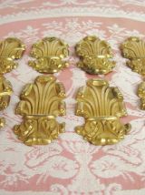 Lot de 8 éléments décoratifs en laiton repoussé
