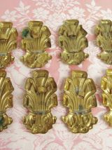 Lot de 8 éléments décoratifs en laiton repoussé