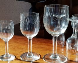 ensemble de verres à pieds gravés 