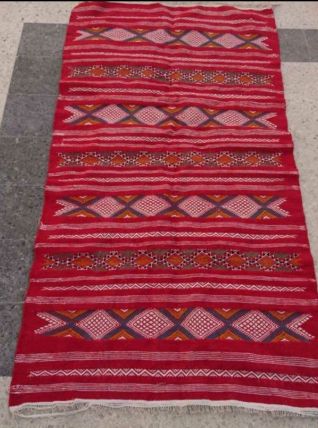 Tapis rouge berbère fait à la main 