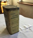 Boîte en métal cacao Lombard à sujets en relief 