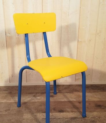 Chaise d'écolier jaune et bleu