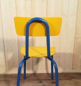 Chaise d'écolier jaune et bleu
