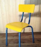 Chaise d'écolier jaune et bleu