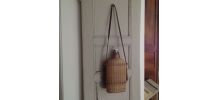 Bouteille et son étui en osier
