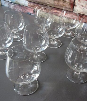 9 verres à Cognac en verre  gravé/son cristallin