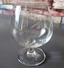 9 verres à Cognac en verre  gravé/son cristallin