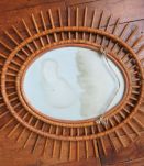 Superbe miroir soleil oval d'époque en rotin 60s