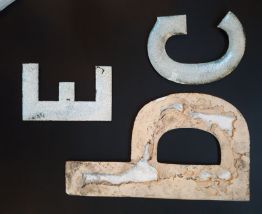 Lettres émaillées anciennes