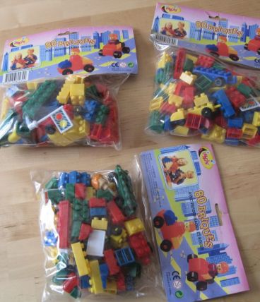 3 Jouets anciens - "80 briques avec personnages et roues 
