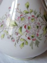Pichet ancien en porcelaine peinte à la main  