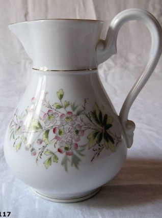Pichet ancien en porcelaine peinte à la main  