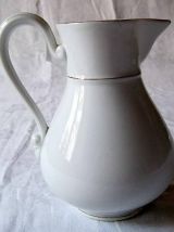 Pichet ancien en porcelaine peinte à la main  