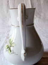 Pichet ancien en porcelaine peinte à la main  