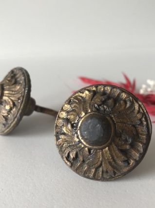 Paire de boutons de porte anciens en laiton doré