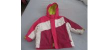 veste fille 2ans tache aux manches car mis tous les jours  