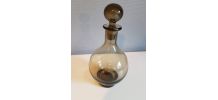 flacon en verre gris foncé avec bouchon