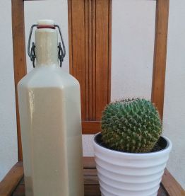 Bouteille ancienne en grès vernissé 