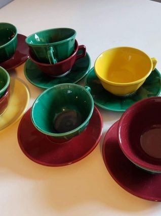 9 tasses et sous tasses vintage en faïence