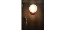 lampe à poser vintage rouge avec opaline blanche