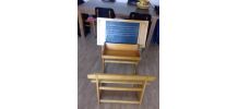 Joli pupitre en bois, au plan incliné, avec son banc et coff