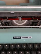 Machine à écrire Olivetti Lettera 32 en très bon état