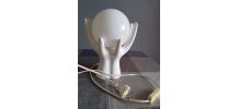 lampe vintage mains céramique blanche avec globe opaline