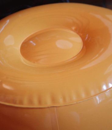 Poufs gonflables oranges année 70 
