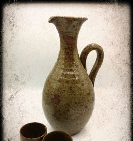Carafe en grès pyrité et ses deux vrres