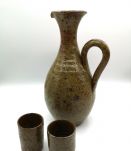 Carafe en grès pyrité et ses deux vrres