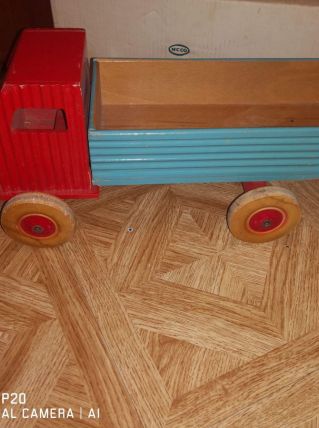 Ancien jouet camion en bois
